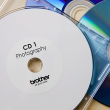 Rouleau d'étiquettes pour CD/DVD Brother original – Noir sur blanc, 58 mm - DK-11207. Ces étiquettes pour CD/DVD Brother originales, à l'impression noire sur blanc, ont été conçues pour durer plus longtemps. QL-700, QL-1100, QL-600B, QL-800, QL-810W, QL-820NWB, QL-1110NWB, QL-820NWBVM, QL-1050, QL-1060N