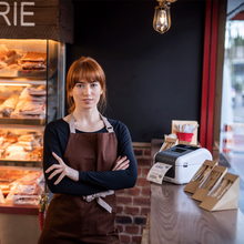 Imprimante étiquettes Brother - TD-4550DNWB. Écran LCD rétro-éclairé. Résolution d'impression professionnelle de haute qualité jusqu'à 300 dpi. Vitesse d'impression jusqu'à 6 images par seconde. Impression d'étiquettes jusqu'à 4,27 pouces / 108 mm de largeur. Simplicité d'utilisation. Fonctionne avec les applications iOS et Android.